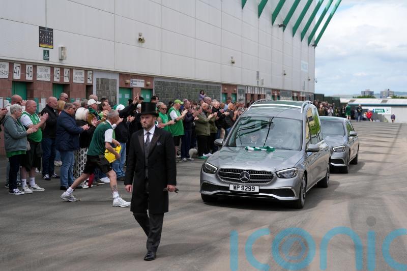 Fans applaud as Sir Tom Farmer&rsquo;s hearse passes Easter Road