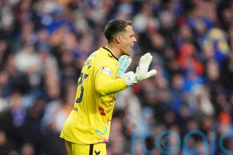 Alexander Schwolow stars as leaders Hearts held at Motherwell